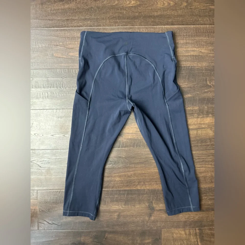 Athleta Leggings Womans Blue Lightning Capri Gym Work Out Yoga Compression c34